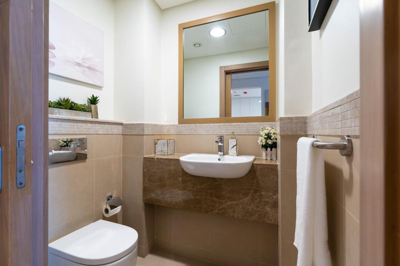 Prestige Living 1Br With Full Burj Khalifa View By Auberge ดูไบ ภายนอก รูปภาพ