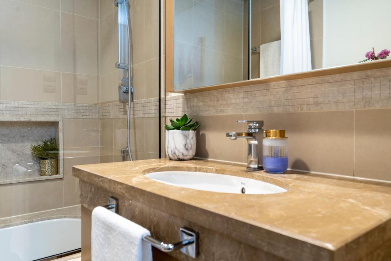 Prestige Living 1Br With Full Burj Khalifa View By Auberge ดูไบ ภายนอก รูปภาพ